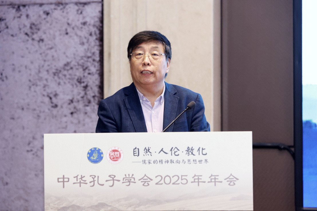 穿着西装笔挺的男子与配字描述已自动生成