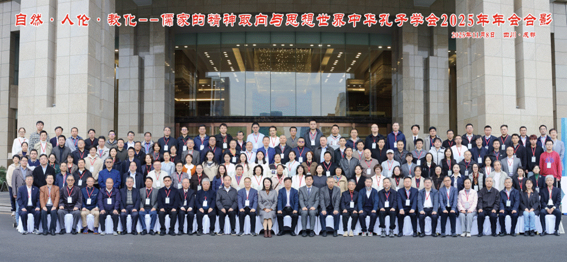 一群人站在建筑前的广场上有许多人中度可信度描述已自动生成